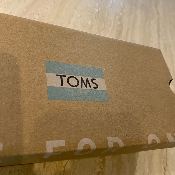 🤩Host Pick🤩 NWT NIB Tom Classic Red Plaid Slip On Shoes, 7.5 - Picture 3 of 10